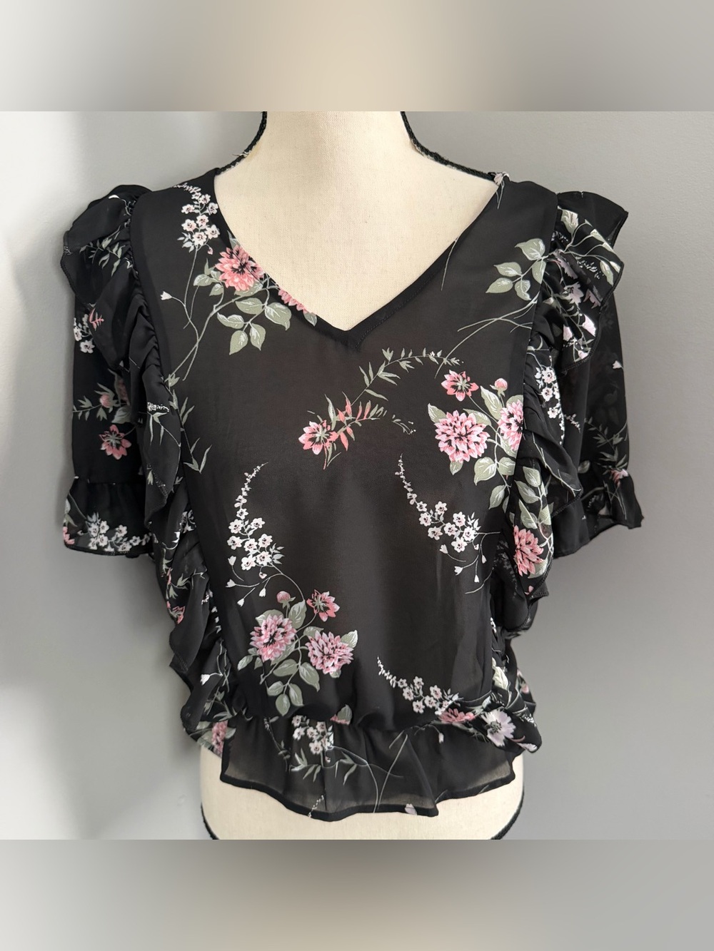 NWOT Lily White (Charming Charlie) Women’s Medium Black Floral Blouse